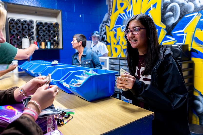 Brentwood High students run a cookie store